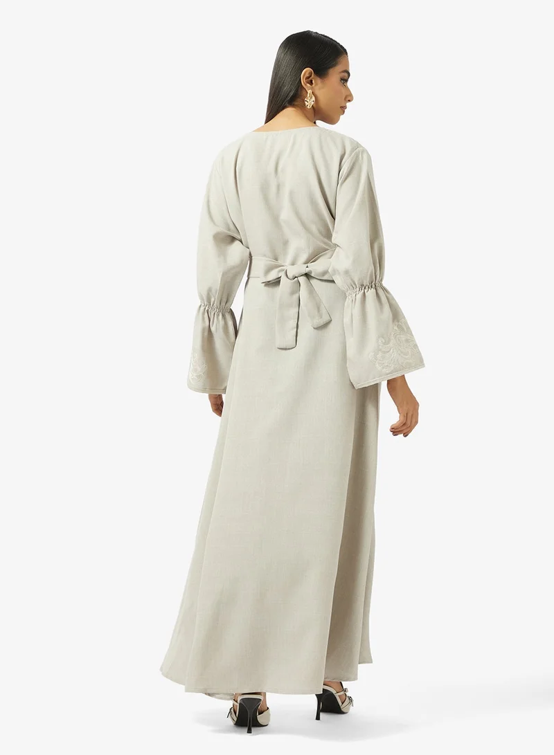 هيا كلوزيت جلابية مطرزة بالزهور في الأمام وحزام